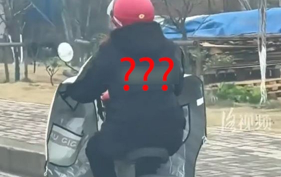 Chữ tiếng Anh trên áo cụ bà khiến người đi đường hốt hoảng!