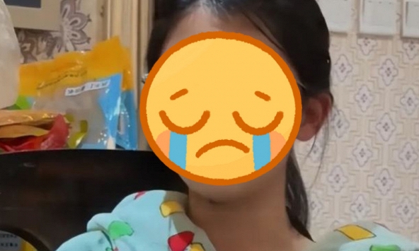 Cô bé 14 tuổi khóc lóc 'tố' bố không cho ra ngoài giao lưu với bạn bè, nhìn khuôn mặt em, nhiều người sửng sốt: Bố lo cũng đúng!