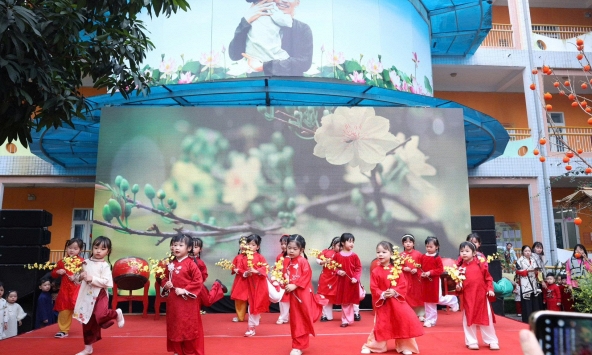 Khi Tết Việt nở hoa trong ánh mắt trẻ thơ Sen Hồng