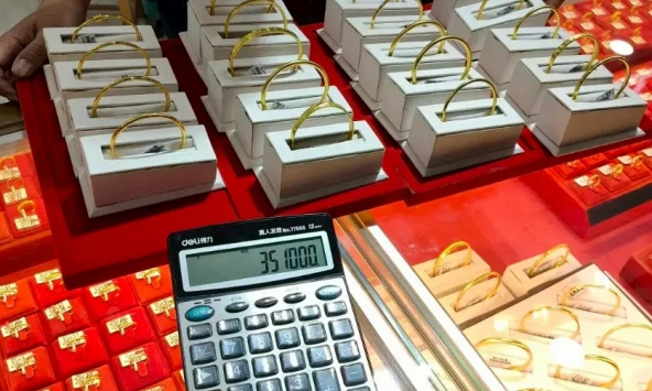 Người phụ nữ bỏ gần 500 triệu để mua vàng nhưng nhân viên nhất quyết báo cảnh sát, giao dịch bị gián đoạn