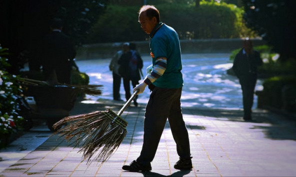 Phát hiện người đàn ông làm lao công kiếm 5 tỷ đồng/năm, sở hữu 7 căn hộ ở thành phố 'tấc đất tấc vàng'