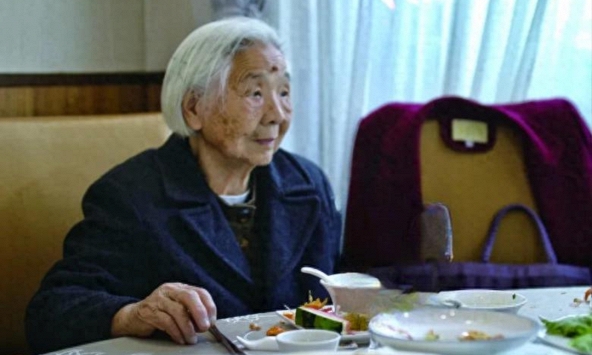 Cụ bà 101 tuổi thường xuyên thức đến 2h sáng xem tivi, thích ăn vặt: Con gái tiết lộ bí quyết trường thọ “lợi hại”