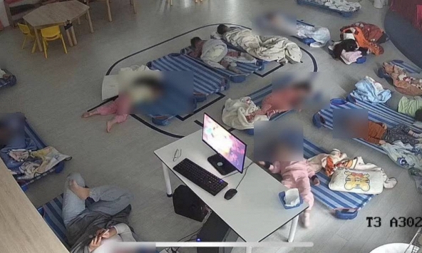 Bà mẹ đăng ảnh giờ ngủ trưa của con lên mạng xã hội hỏi 'có phải em khó quá không', dân mạng nói thẳng: Chị quá khó!