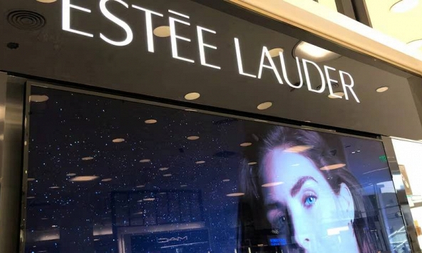 Estée Lauder bị phạt 14 tỷ đồng: “Hóa chất vĩnh cửu” được hãng này sử dụng có hại thế nào?