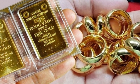 Giá vàng đột ngột tăng mạnh, thậm chí vượt kỷ lục 17 năm, chuyên gia dự báo kịch bản gì?