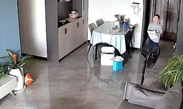 Xem lại camera giám sát, người mẹ tan nát cõi lòng vì tiếng gọi của con