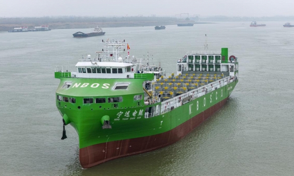 Xuất hiện 'quái vật' trọng tải 10.000 tấn ngoài khơi, sở hữu 'dị năng': Trên thế giới chưa có đối thủ