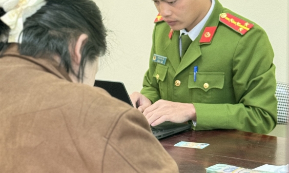 Nhận 94,7 triệu đồng từ tài khoản lạ, người phụ nữ âm thầm rút sạch tiền mang về nhà, 3 tháng sau công an mời làm việc 