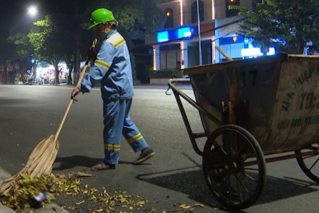 Nữ công nhân môi trường đang làm việc thì nhặt được sổ tiết kiệm 1,4 tỷ đồng đang nằm chơ vơ, công an vào cuộc truy tìm chủ nhân