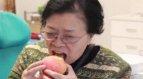 Người phụ nữ 50 tuổi kiên trì đánh răng bằng nước muối: Sau 1 năm, kết quả khám răng khiến cả nhà giật mình