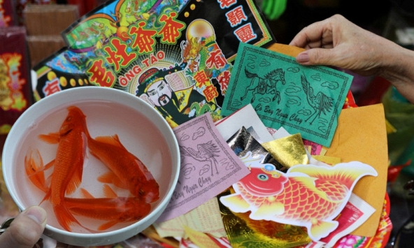 Về làm dâu miền Nam mới biết: Ông Công ông Táo không cưỡi cá chép, mà đi bằng 'cò bay ngựa chạy' lạ lùng thế này!