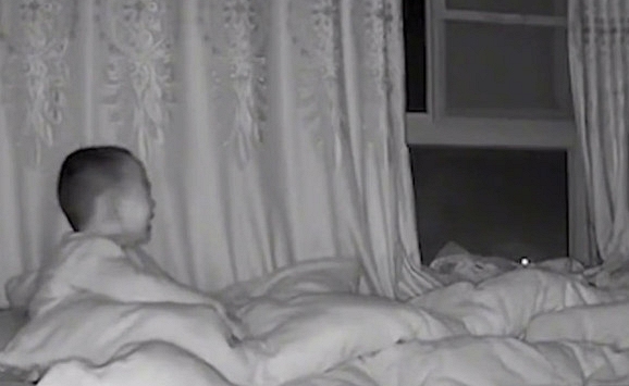 Bố mẹ giáo viên đi làm sớm để con 3 tuổi ở nhà một mình, mở camera thì thấy cảnh tượng đau lòng