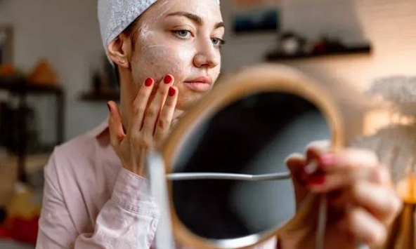 BS da liễu chia sẻ thói quen hằng ngày dễ làm mụn nổi nhiều hơn và cách để da sạch mụn, càng gần Tết chị em càng phải làm