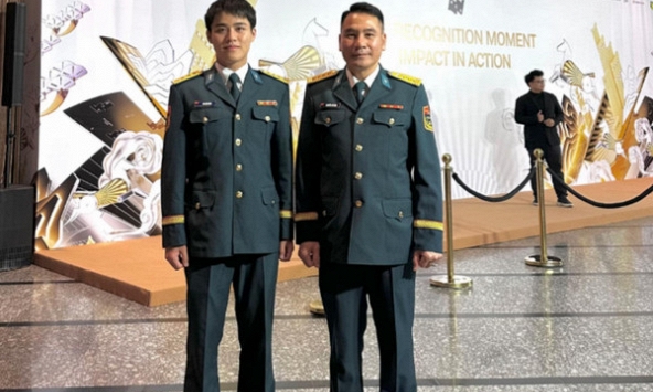  Đại tá, phi công cấp 1 Nguyễn Thế Dũng đứng cạnh Đại uý Đào Văn Bình: Cuộc gặp gỡ đáng giá! 