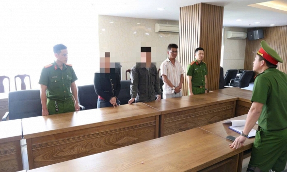 Cảnh sát đồng loạt khám xét trụ sở công ty, kho hàng, bắt ông chủ Lê Thái Bình