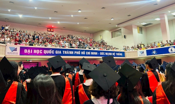 Một bài đăng trên Threads đang hot: 'Rời giảng đường, các bạn 2k4 có ổn không?'