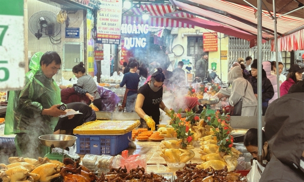 Ngày 22 tháng Chạp: Chợ Hàng Bè đông không lối thoát bất chấp mưa rét, 'điểm nóng' vẫn là khu hàng gà luộc!