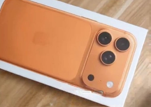 Trúng thưởng iPhone tại tiệc tất niên công ty, người đàn ông mở hộp quà xong liền tuyên bố: “Tôi không cần nữa”