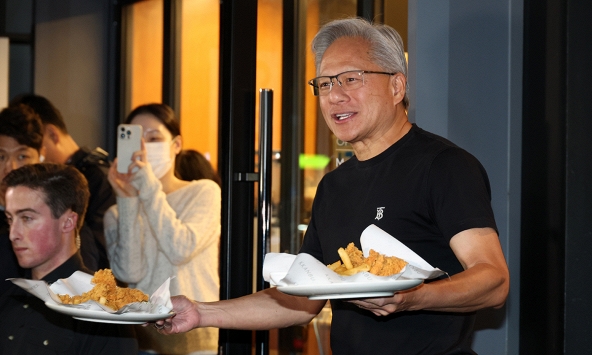 Bữa gà rán tỷ USD của ông Jensen Huang: Bữa ăn bình dân giúp NVIDIA đi đầu trong bão chíp nhớ như thế nào