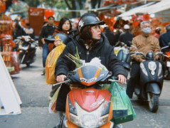 Cận cảnh Hàng Mã những ngày giáp Tết: Vắng bóng 'nàng thơ' áo dài, khách Tây thích thú nhưng tiểu thương lại 'ngồi chơi xơi nước'