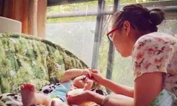 Cho con ăn xong quay lại thì mâm cơm đã hết sạch, mẹ bỉm sữa bật khóc: Chồng thản nhiên nói “Không biết nấu thêm à?”