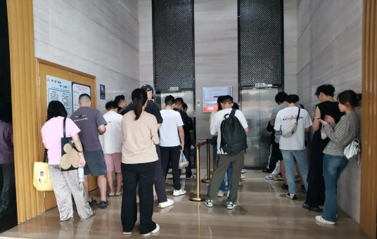 Ở tầng 40, ngày nào cũng chờ thang máy 20 phút, chủ nhà dứt khoát bán nhà dù giá rẻ: “Tôi không muốn đợi nữa.”