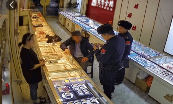 Phát hiện vị khách hơn 20 tuổi liên tục chi hơn 25 tỷ đồng mua vàng mà không cần hỏi giá, quản lý cửa hàng lập tức báo cảnh sát