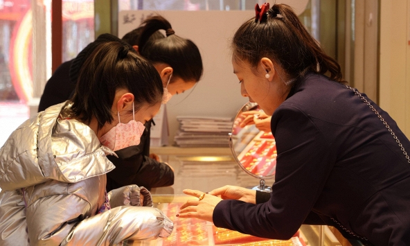 Vừa chốt đơn mua vàng hơn 4 tỷ đồng thì giá tăng mạnh, cửa hàng trì hoãn không chịu giao, tòa phán quyết: “Phải trả thêm 580 triệu đồng”