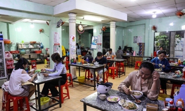 Chủ quán bún bò thưởng Tết bằng vàng cho nhân viên suốt 5 năm ở TP.HCM: Đó là sở thích, năm nay thế nào?