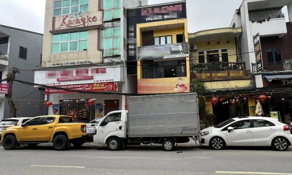 Đỗ xe tải chắn cửa hàng, chủ nhà tung chiêu “cực gắt”: 25 Tết vẫn chưa ngã ngũ, công an nói lý do không thể xử phạt