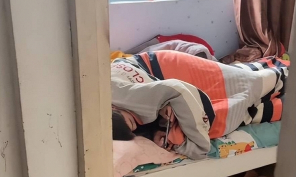 'Nghỉ 48 tiếng, chơi điện thoại 40 tiếng': Mẹ chụp lén con trai về quê nghỉ Tết, netizen chỉ ra vấn đề