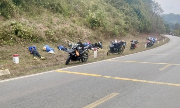 Người lao động ngủ gục bên đường sau khi chạy xe 400km về quê đón Tết: Bức ảnh gây tranh luận