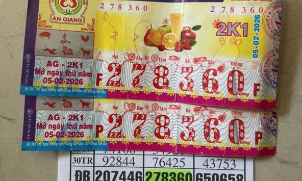 Người thợ hồ quê Hưng Yên trúng số 'khủng' ngày giáp Tết: Xảy ra chuyện hy hữu khi bàn giao tiền thưởng