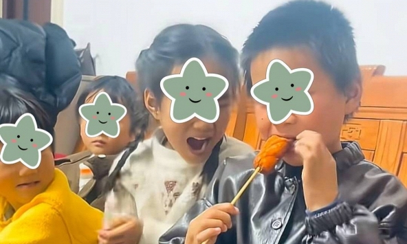 Cảnh 5 đứa trẻ chia nhau 1 cây xúc xích gây xôn xao