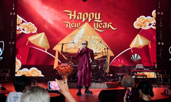  Happy New Year-Lời chúc năm mới mang tính giao thoa của Phan Đinh Tùng