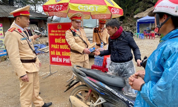 Nhiều người dân đón nhận điều bất ngờ khi gặp CSGT trên đường