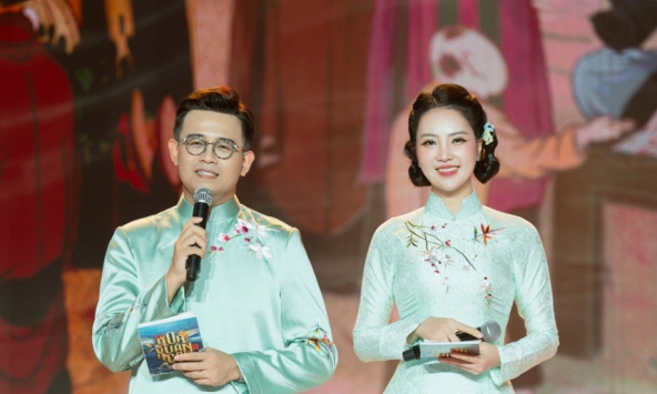 Á hậu Thụy Vân rạng rỡ trên sóng truyền hình quốc gia với áo dài NTK Ngọc Lan