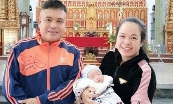 Mùa xuân của phép màu: Thiên thần nhỏ chào đời sau 8 năm chờ đợi 