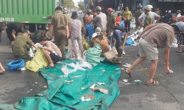 Ngày cuối năm, công an xã chia sẻ 10 bức ảnh chụp người dân khiến MXH xôn xao