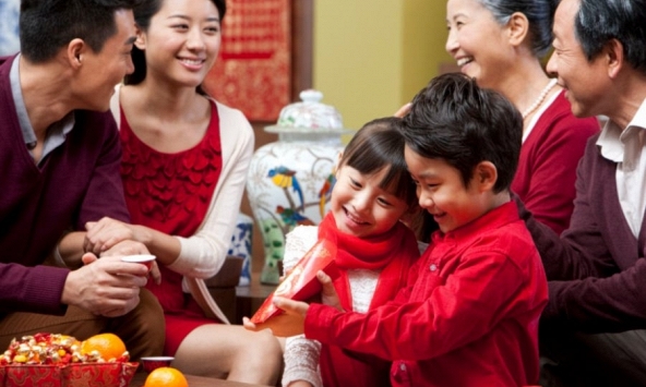 Khi đi chúc Tết, có 4 kiểu hành vi không phải là “đùa với trẻ” mà là “không có ý tốt”, cha mẹ cần kịp thời ngăn lại