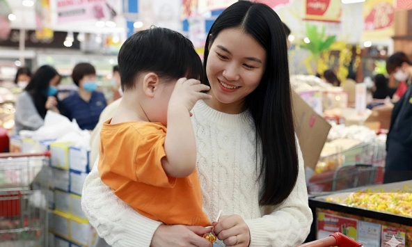 Nghe lén cuộc trò chuyện của 2 mẹ con nọ trong siêu thị ngày giáp Tết, tôi phải thốt lên: Sao mà dạy con hay đến thế!