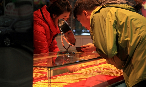 Phát hiện vị khách khắc khổ chi 5,2 tỷ đồng mua vàng mà không cần hỏi giá, quản lý cửa hàng lập tức báo cảnh sát