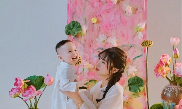 Đi chúc Tết nhà người khác mà bé vô tình làm vỡ đồ thì có sao không? Mẹ nên xử lý thế nào?