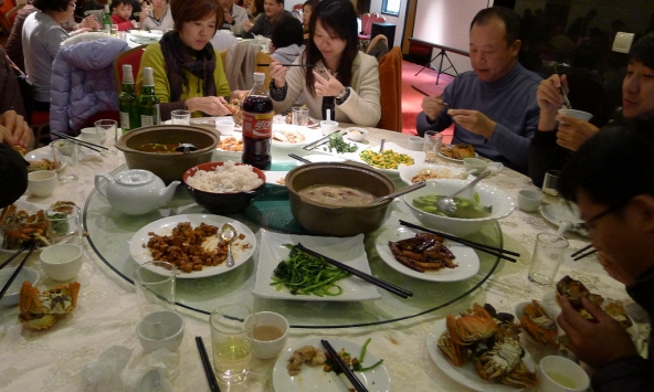 Buổi họp lớp 40 người, 5 người lương 3,7 tỷ ngồi riêng một bàn: Lớp trưởng nói 1 câu khiến cả 5 buông đũa