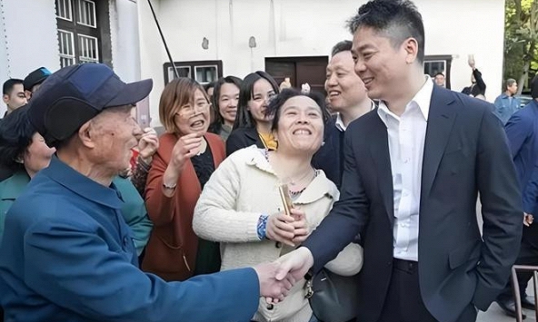 Cả làng góp tiền và 76 quả trứng luộc cho nam sinh nghèo đi học đại học: 20 năm sau, 1 dàn ô tô trở về, cái kết như phim!