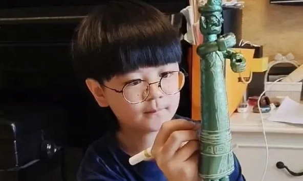 Cậu bé 12 tuổi được truyền hình phỏng vấn, cha mẹ SỐC NẶNG: Sai quá sai rồi!