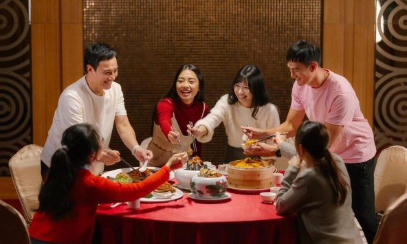 Phía sau mâm cỗ đủ đầy ngày Tết là những lo lắng không nói thành lời