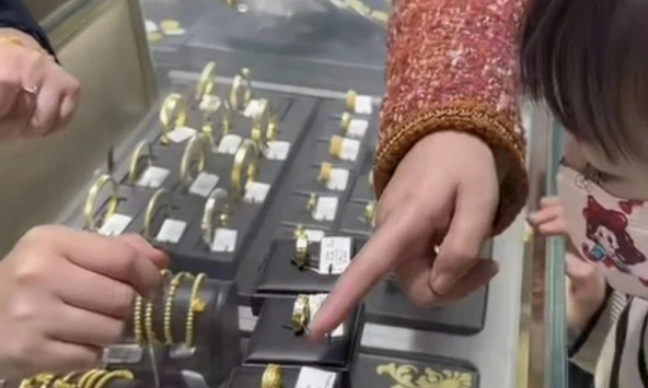 Vội đem hết 37,6 triệu tiền lì xì của con đi mua vàng trước ngày vía Thần Tài, tôi phát hiện ra chuyện chấn động của vợ