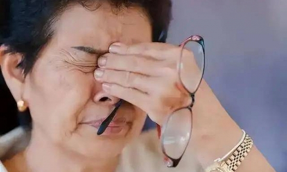 Dấu hiệu nguy hiểm nhất của thiếu máu não không phải chóng mặt, mà là 4 triệu chứng xuất hiện thường xuyên này