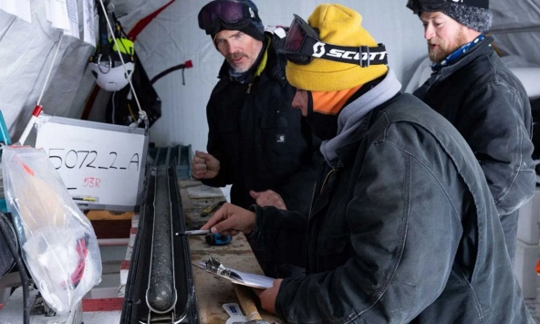 Mũi khoan phá kỷ lục ở Nam Cực chạm vào 'tử huyệt' toàn cầu, tìm thấy cỗ máy thời gian độc nhất vô nhị